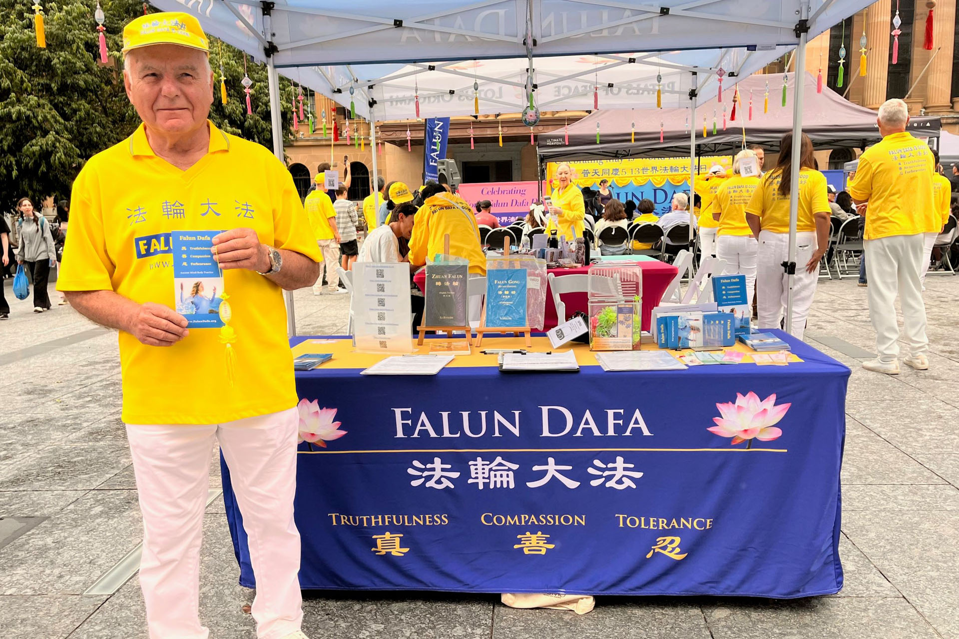 图9:值此中秋佳节,昆士兰德裔法轮功学员迪特・希尔德深知师父的付出何其巨大,谨此致谢:“师父,谢谢您!感谢您指引我寻获毕生追寻的真谛——法轮大法。”
