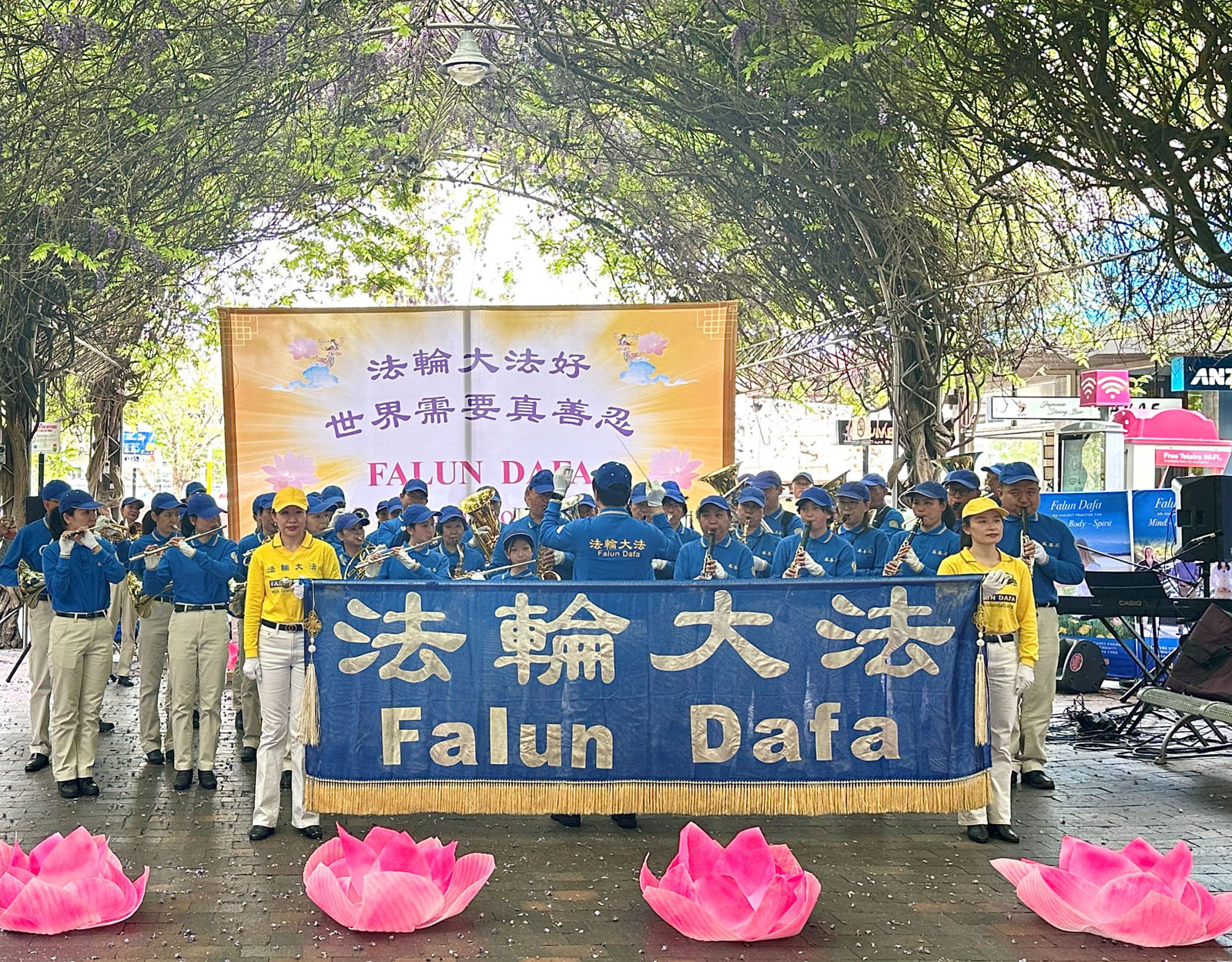 图1~2:由法轮功学员组成的法轮功功法演示和天国乐团演奏为二零二五年九月二十七日在悉尼北部伊斯特伍德(Eastwood)的中秋庆典拉开了序幕。