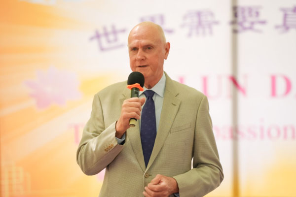 图5:澳洲法轮大法学会发言人约翰·德勒在演讲