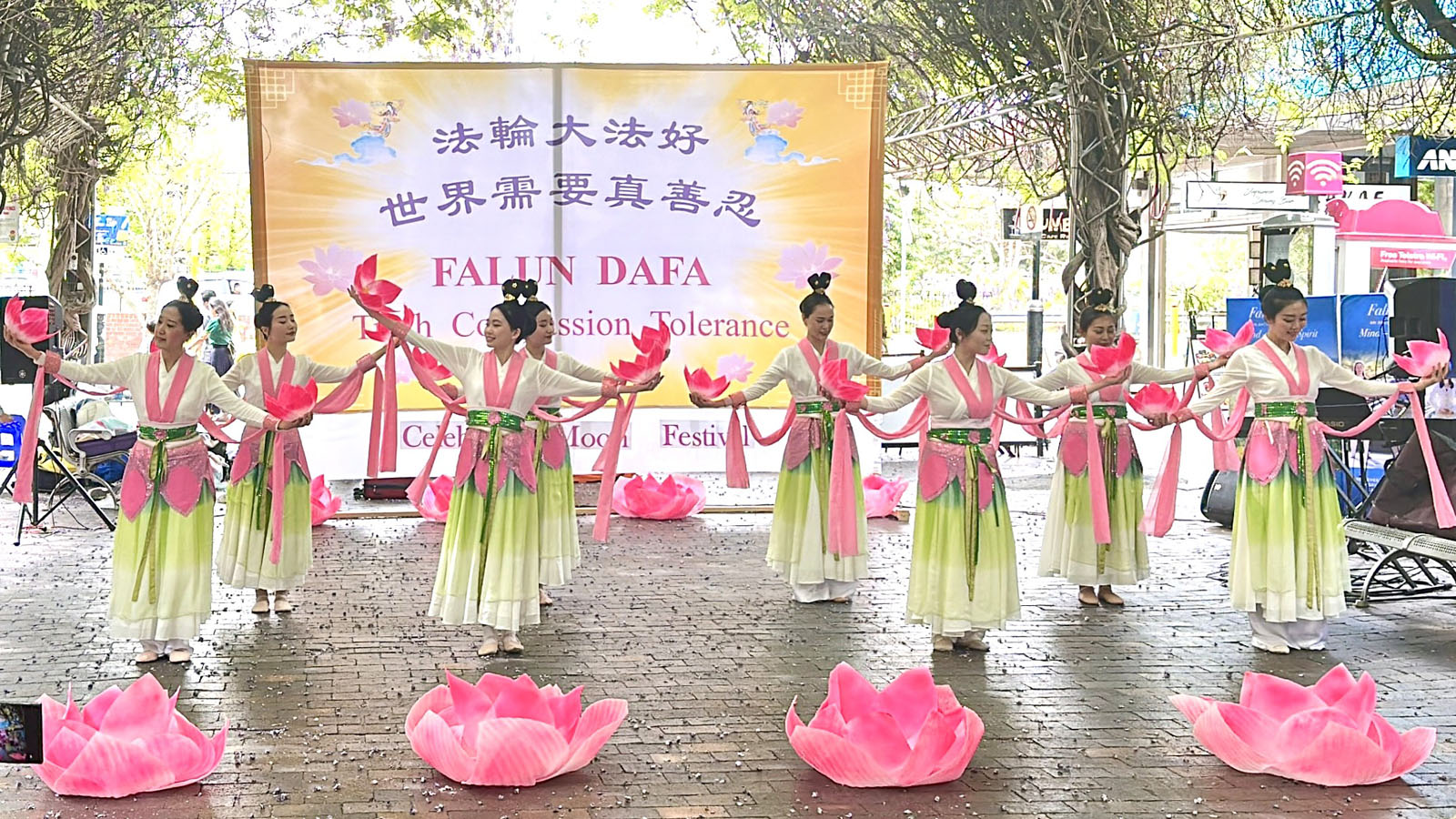 图7~10:法轮功学员表演舞蹈和音乐,与民众一起欢庆中秋。