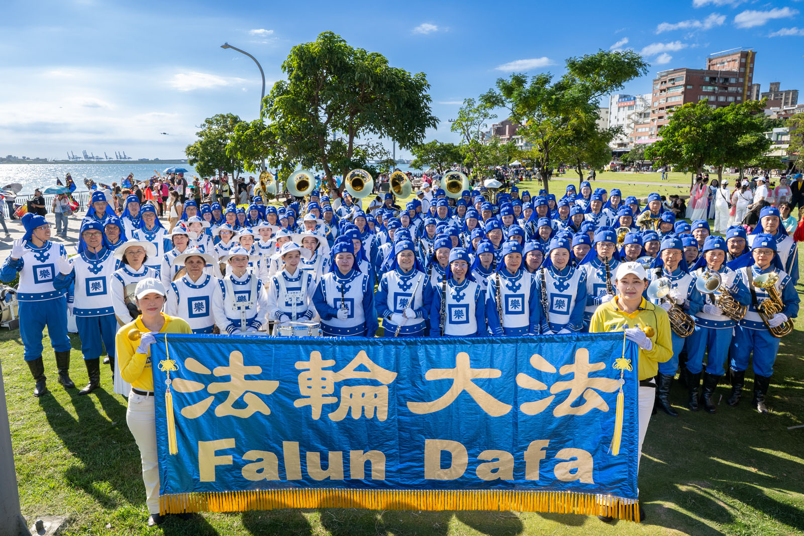 图1~6:由法轮功学员组成的天国乐团与仙女队参加踩街活动,受到民众欢迎。