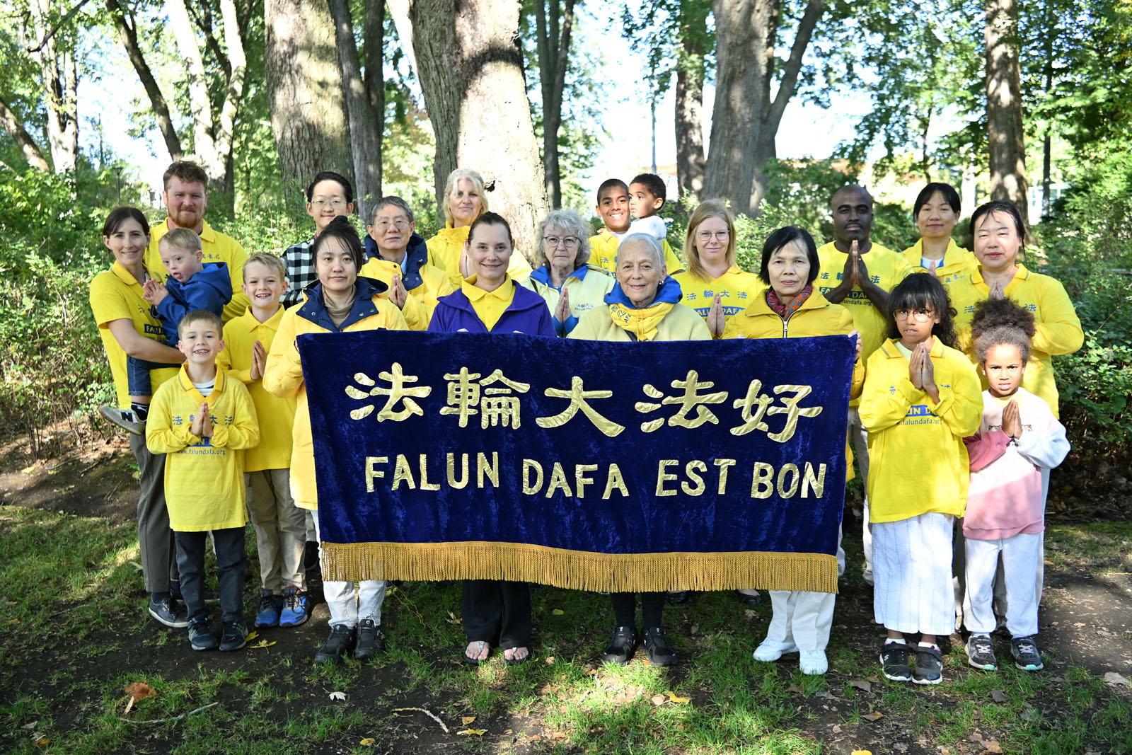 图3:加拿大魁北克市法轮功学员恭祝李洪志大师中秋节快乐。