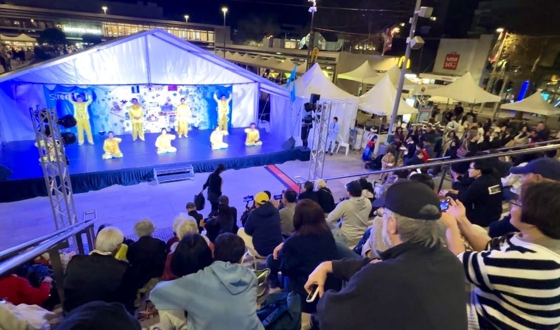 '图6~7:九月六日晚,法轮功学员还在查茨伍德的舞台上演示法轮功五套功法。'