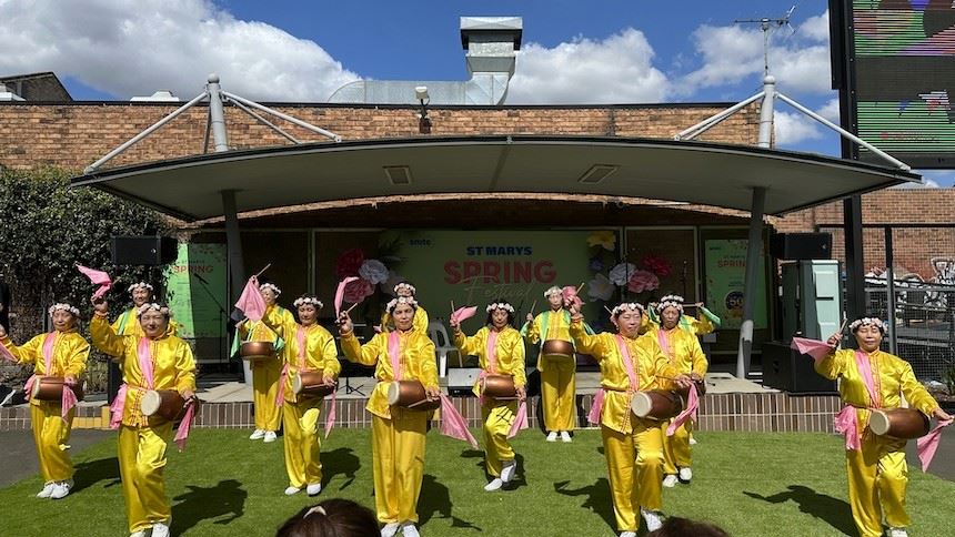 '图10~11:九月六日,法轮功学员在圣玛莉亚的舞台上演示法轮功功法和表演腰鼓舞。'