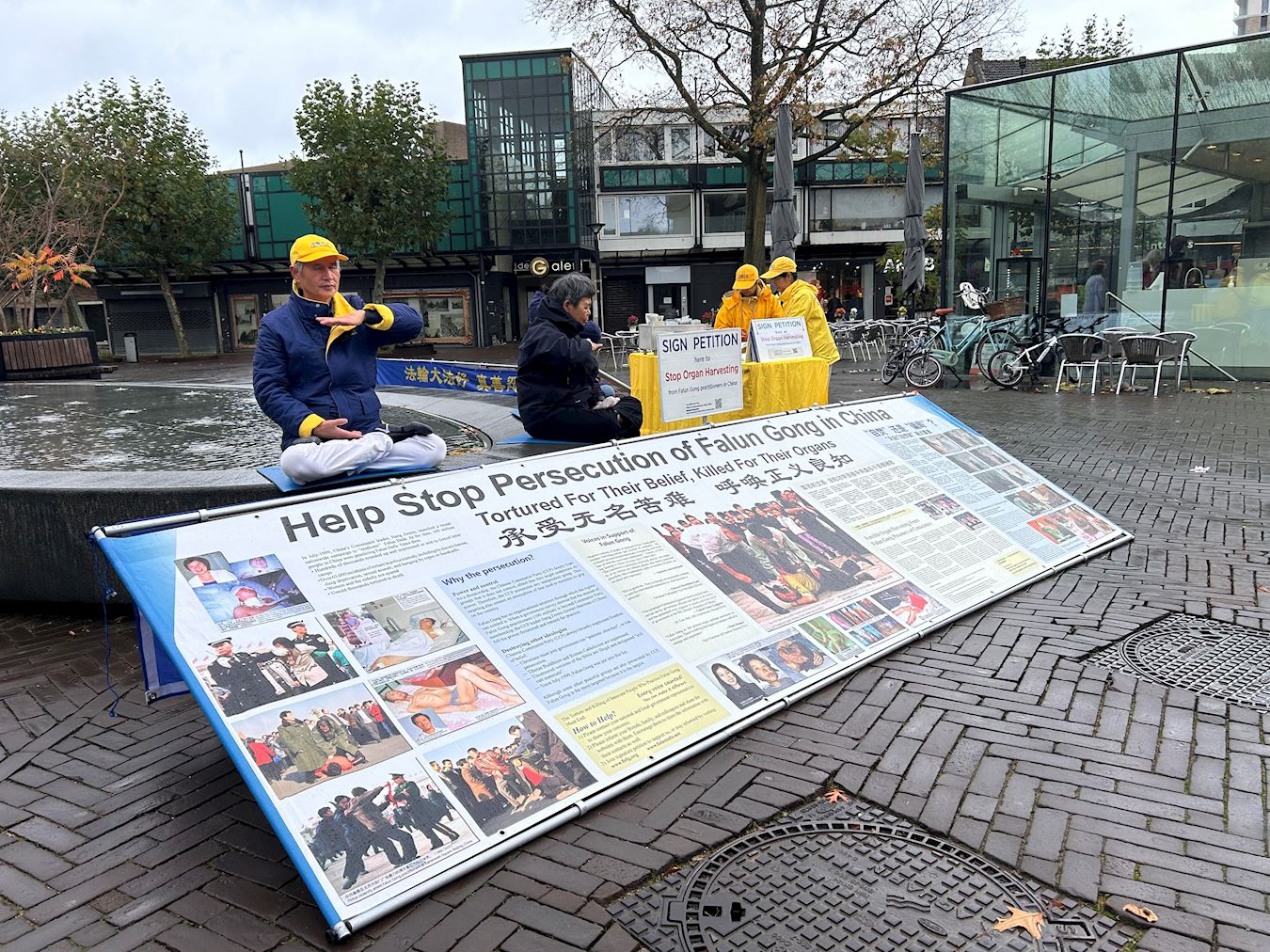 '图4~5:二零二五年十月二十五日,法轮功学员在荷兰奥斯(OSS)市传播大法真相。'