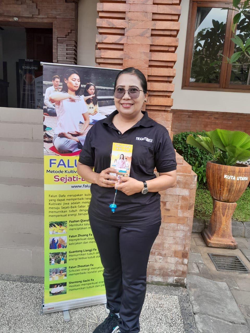 '图4:北库塔区政府秘书普图·拉克斯米·德维欢迎法轮大法炼功活动。'