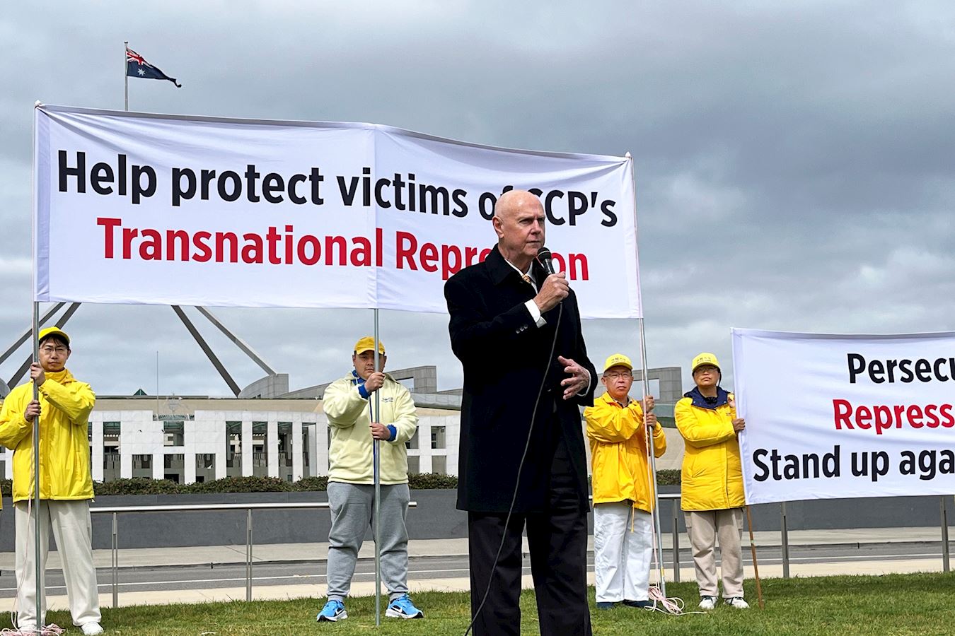 '图3:澳洲法轮大法学会发言人约翰·戴乐(John Deller)在集会上发言。'