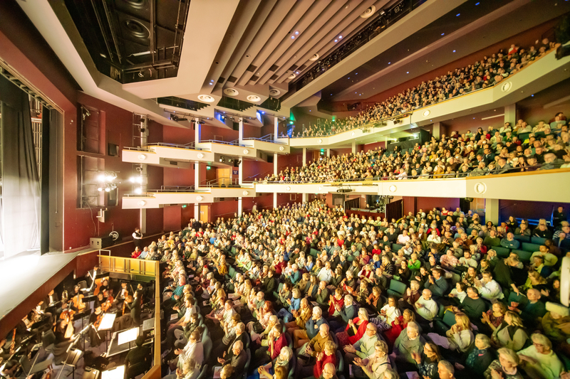 图20:二零二五年二月五日,神韵世界艺术团在英国沃金新维多利亚剧院(New Victoria Theatre)的演出再次座无虚席。 (大纪元)