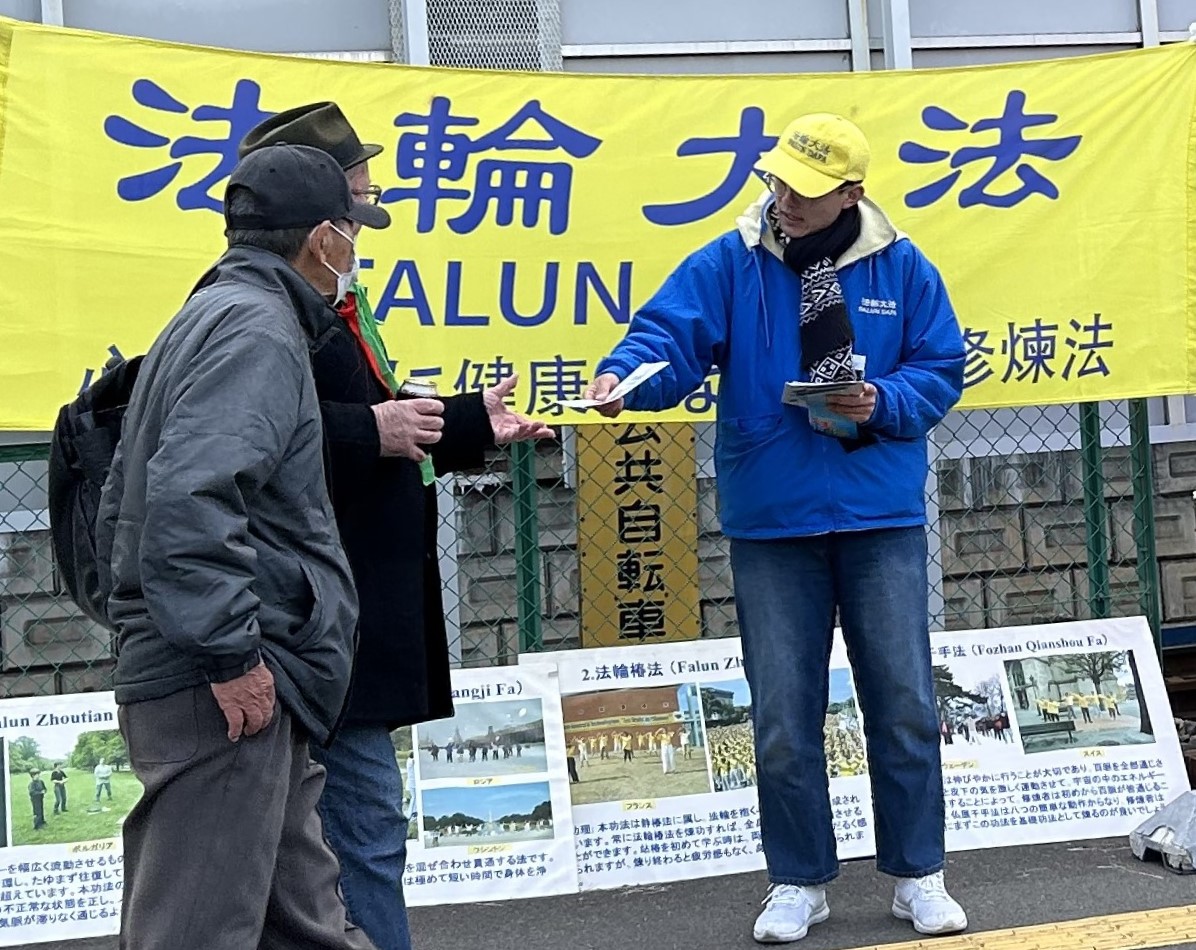 图3~5:法轮功学员向来往路人发送真相资料和讲真相。