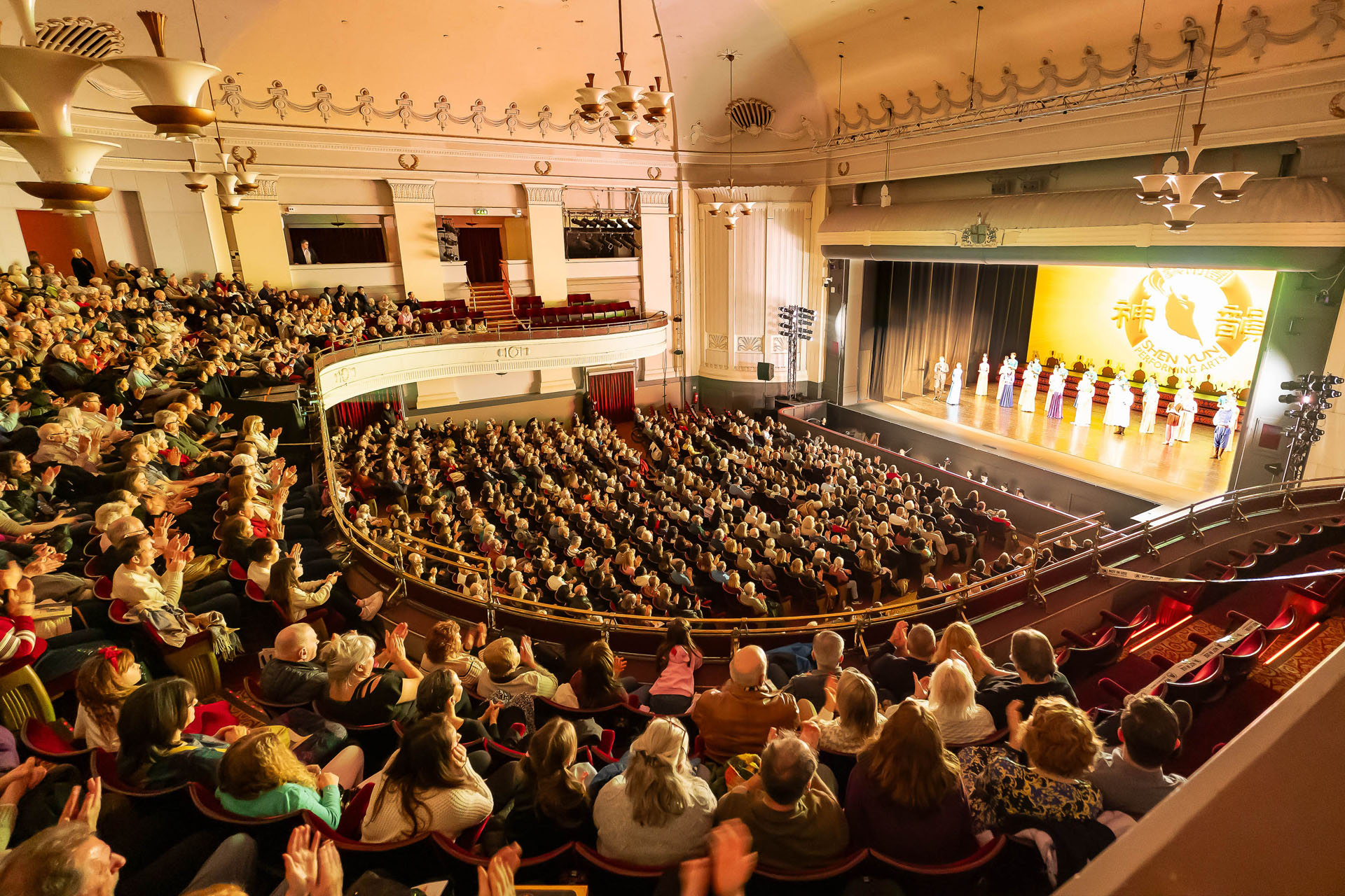 图1:二零二五年二月十三日,神韵世界艺术团在英国伯恩茅斯长亭剧院(Bournemouth Pavilion Theatre)的演出爆满。由于门票早就售罄,有一些在 “候补名单” 上观众意外得到票后,欣喜万分。舞台上,神韵艺术家流畅优雅的舞姿、融合了东西方精华的现场乐团、色彩缤纷的服装和舞台设计、古老的中华修炼文化,让现场观众非常感佩,掌声雷动。(大纪元)