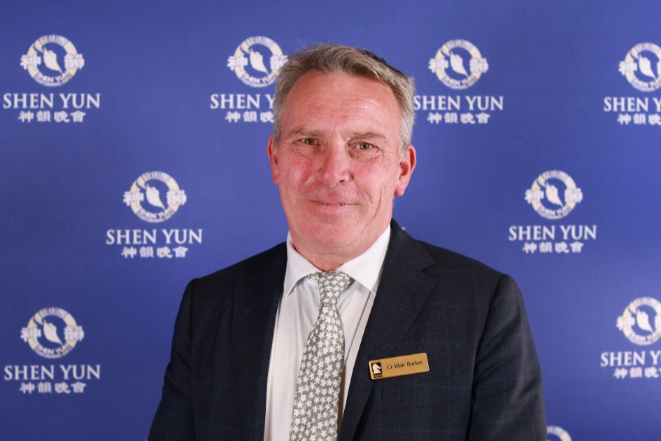 '图9:二零二五年二月十五日晚,澳大利亚维州白马市议员布莱尔·巴克(Blair Barker)欣赏了美国神韵环球艺术团在澳洲墨尔本的演出。(新唐人电视台)'
