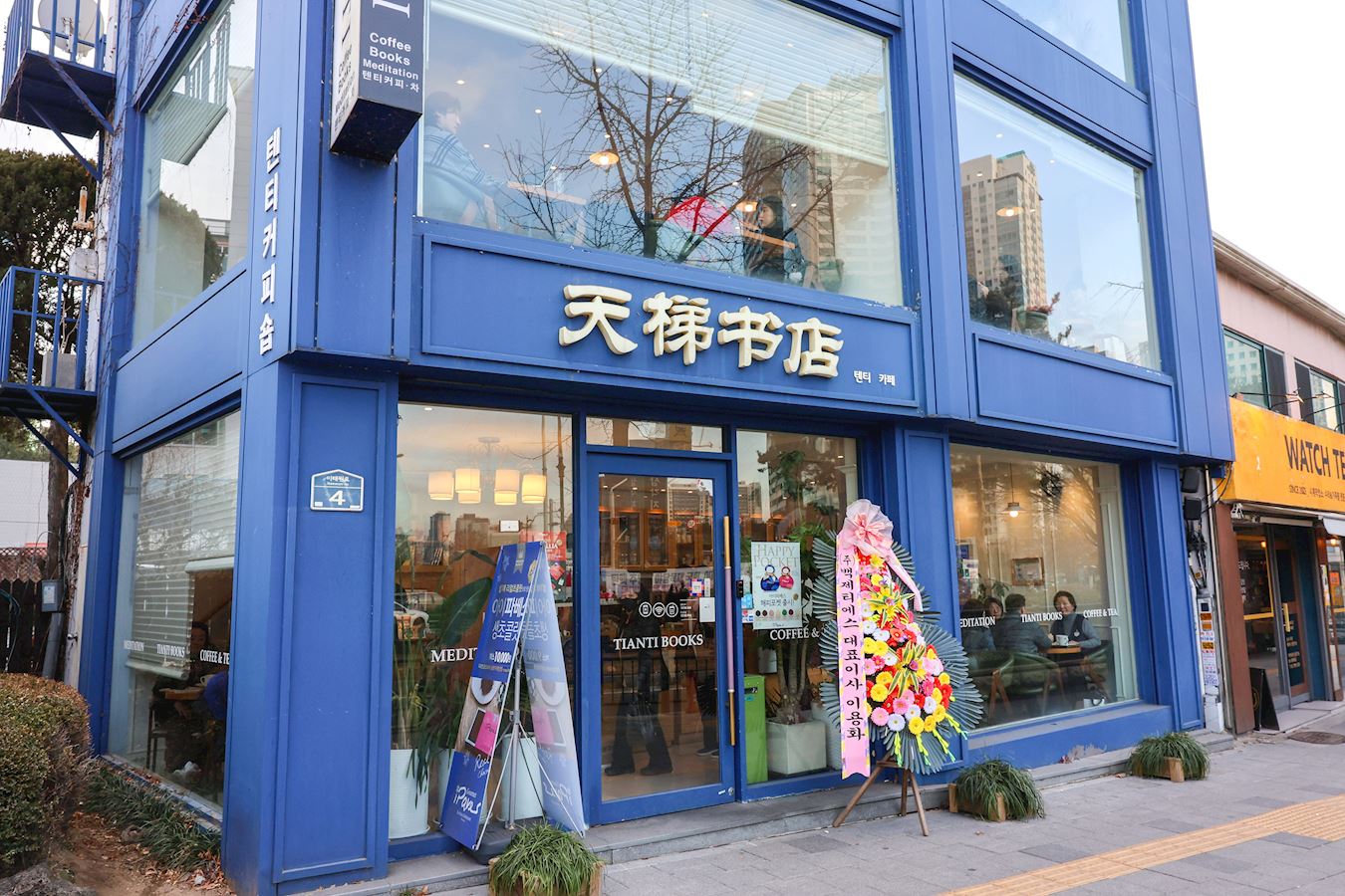 '图1:位于首尔龙山区的书吧的天梯书店'