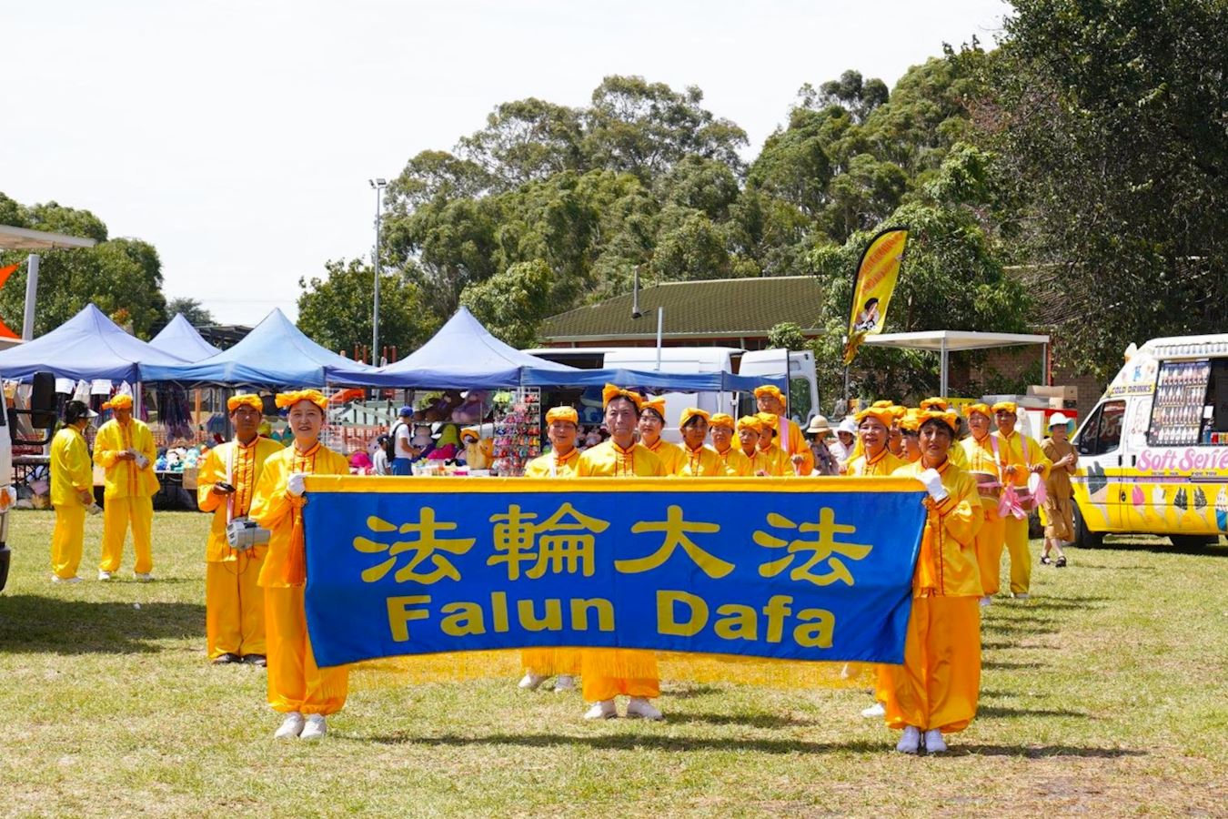 '图1~2:二零二五年二月二十二日,墨尔本大丹德农(Great Dandenong)市举办了社区庆典庆祝黄历新年暨越南移民在澳洲定居50周年。墨尔本法轮大法腰鼓队受邀进行表演。'