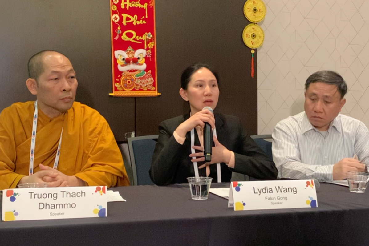 图1:法轮功学员王珊珊(Lydia Wang)在专题讨论会上发言,强调保护宗教迫害幸存者的重要性。