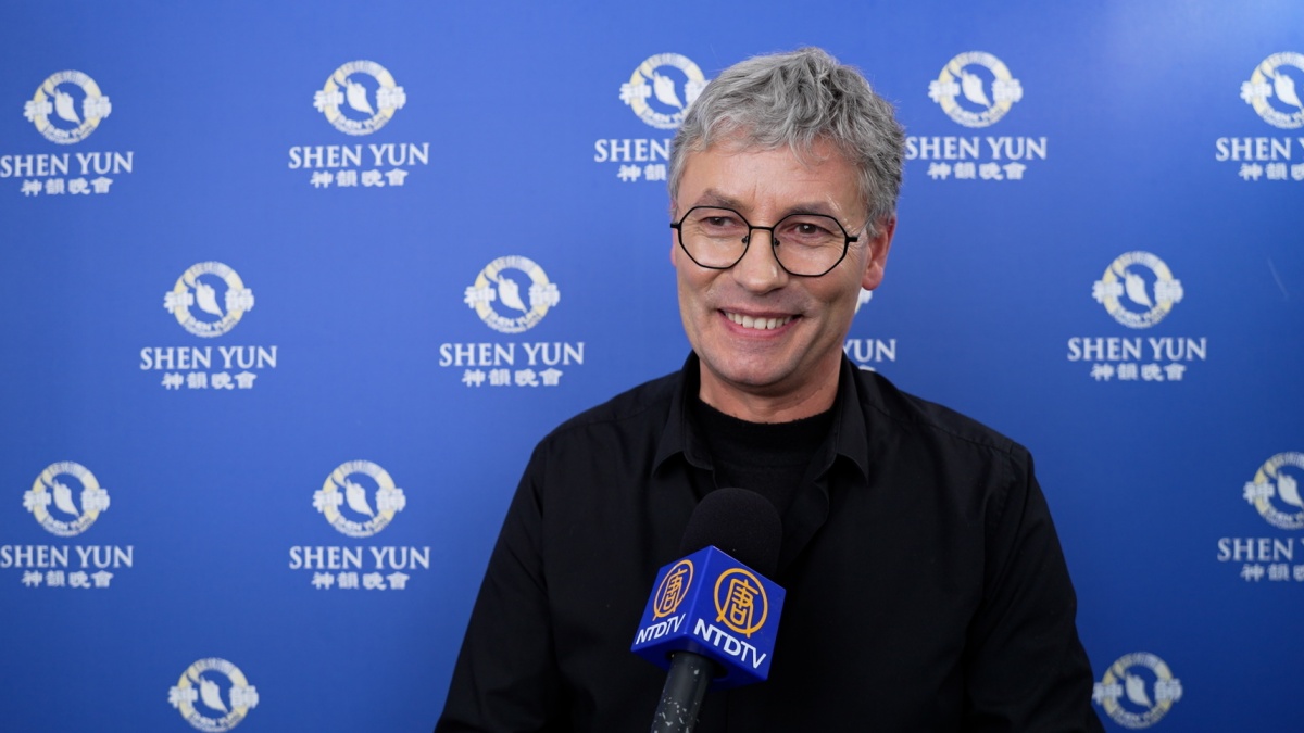 图9:二零二五年二月二十二日下午,法国圣艾蒂安迪布瓦市长居伊·艾里奥(Guy Airiau)观赏了神韵新纪元艺术团在法国南特市的演出,相信中国传统将重现光彩。(新唐人电视台)