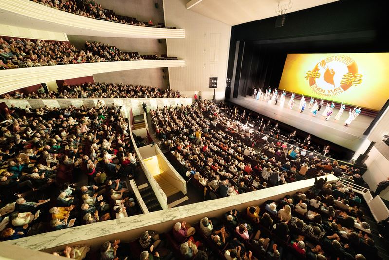'图1:二零二五年二月十八日至二月二十三日,神韵新纪元艺术团在法国南特市议厅(Cité des Congrès de Nantes)共有8场演出,票房于去年十一月底全部售罄。图为二月十九日晚,本演季在当地的第三场演出。(大纪元)'