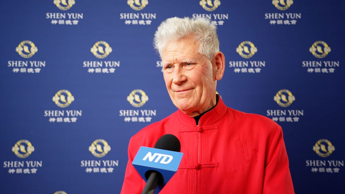 '图9:二零二五年二月二十二日下午,资深翻译罗伯特·特纳(Robert Turner)观看了美国神韵纽约艺术团在瑞士洛桑的博利厄剧院的演出。(新唐人电视台)'