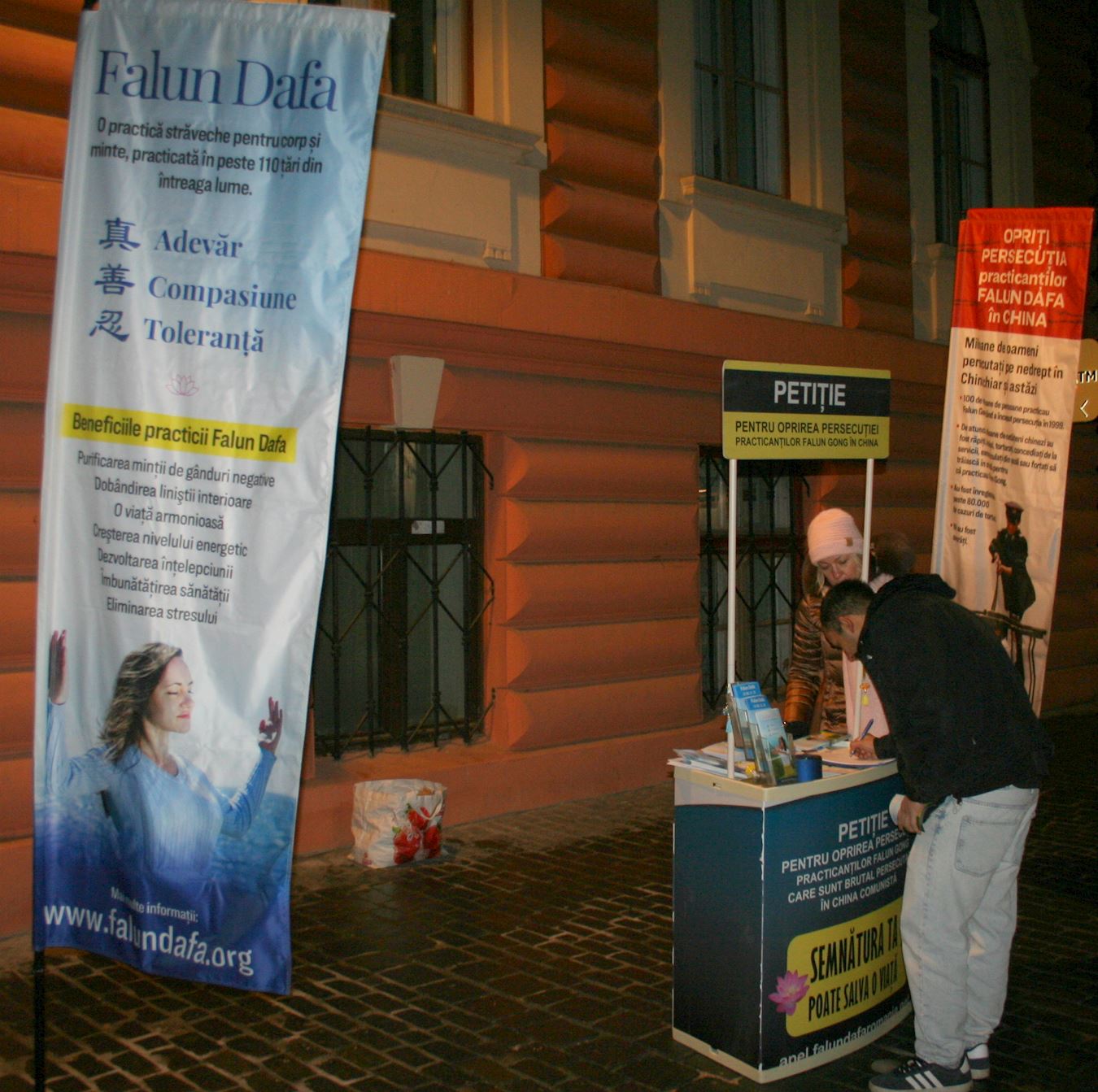 '图2:二零二五年一月十八日,路人驻足布拉索夫(Brașov)法轮大法信息亭签名支持反迫害'