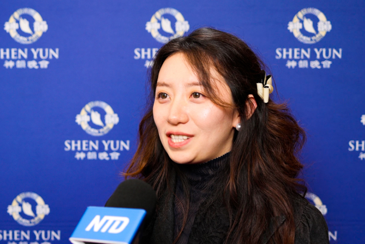 图1:二零二五年二月二日(大年初五)下午,来自中国内地的教师赵木子女士观看了神韵北美艺术团在沙加缅度安全信用联盟表演艺术中心(SAFE Credit Union Performing Arts Center)的第五场演出。(新唐人电视台)