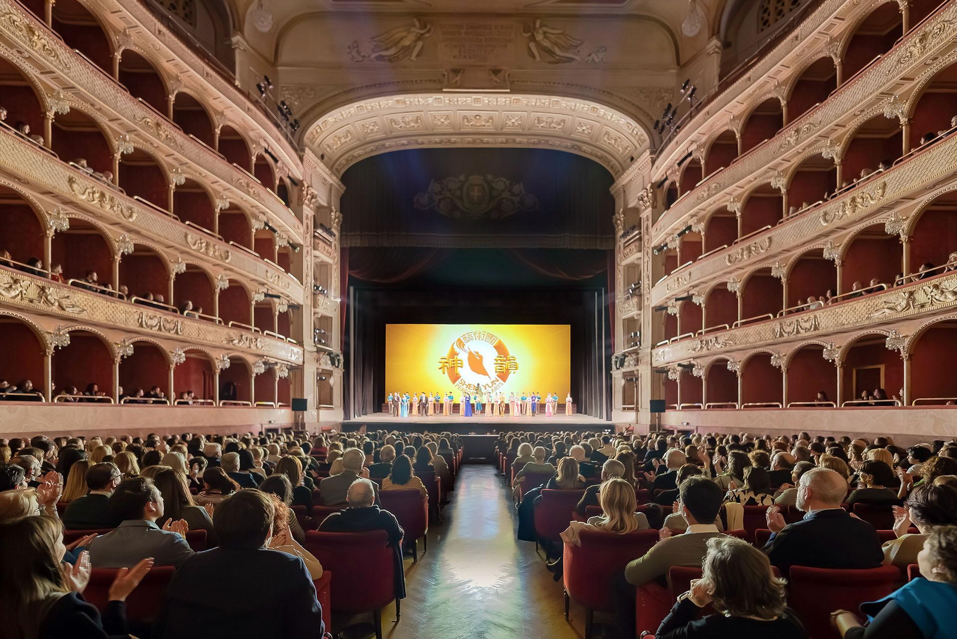 图3:二零二五年二月一日(大年初四),美国神韵纽约艺术团在罗马歌剧院(Teatro dell‘Opera di Roma)的演出,一票难求。(大纪元)