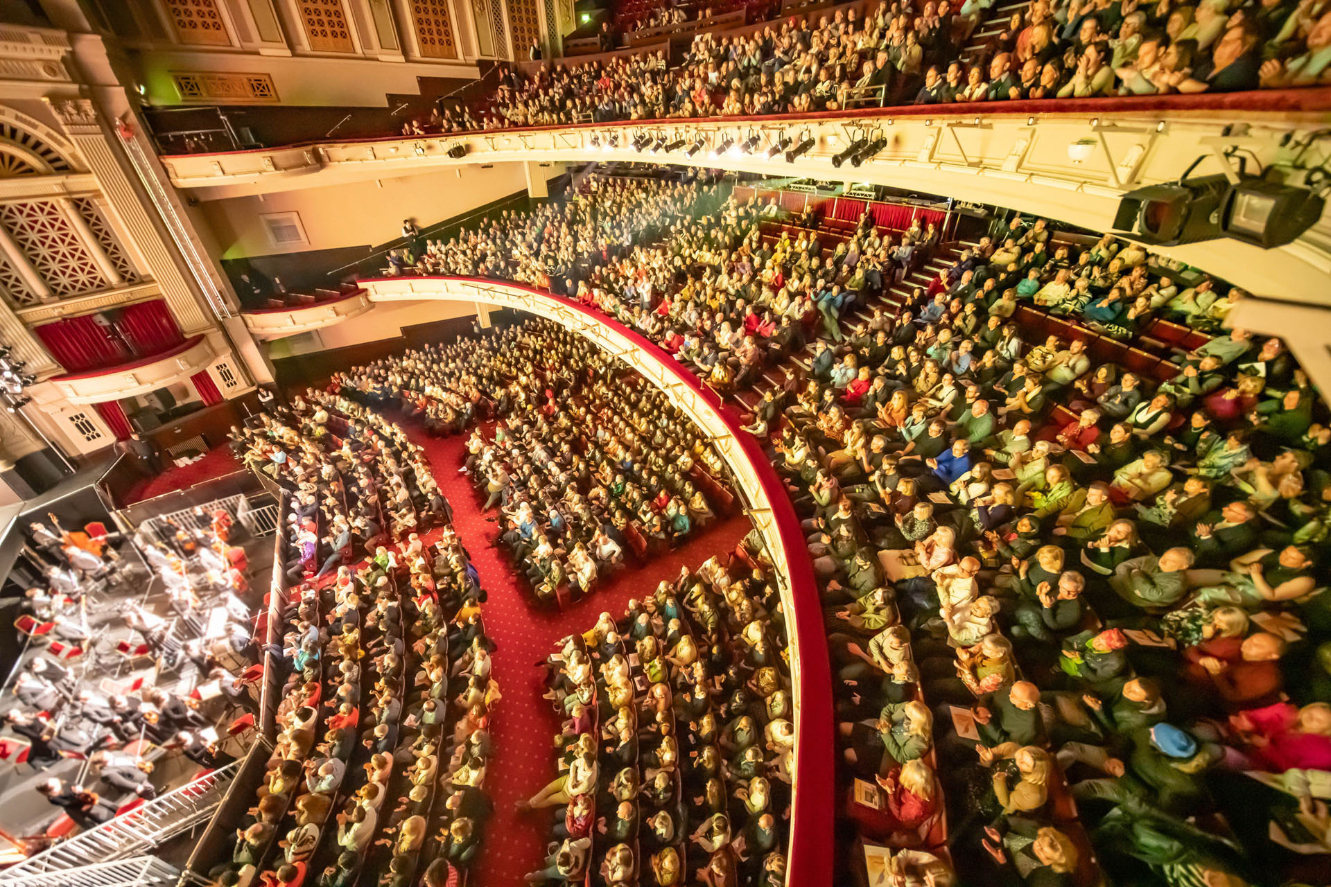 图4:二零二五年二月一日,神韵世界艺术团在英国爱丁堡剧场(Edinburgh Playhouse)的两场演出座无虚席。(大纪元)