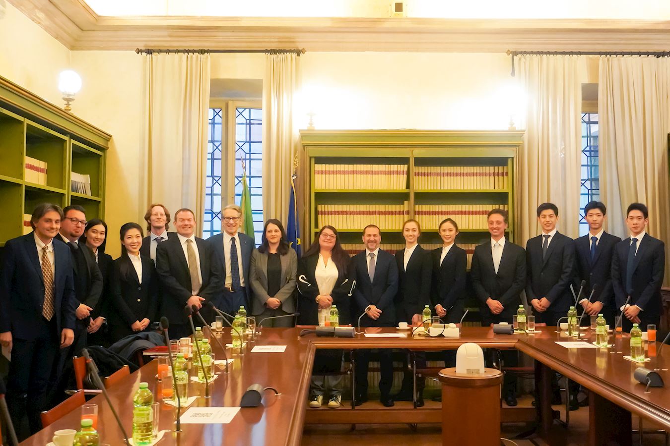 '图3:一月三十一日,神韵纽约艺术团在意大利参议院受到参议员等政要的热情接待。(大纪元)'