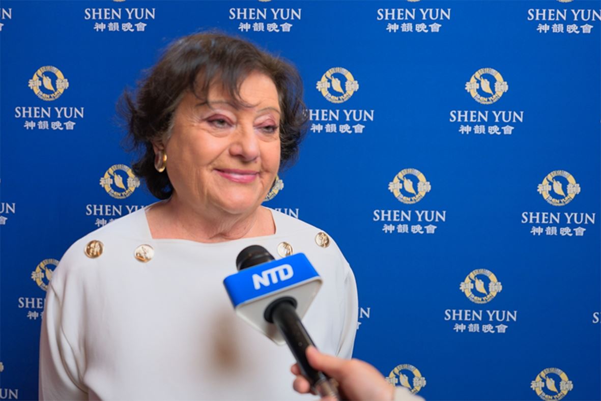 '图6:二零二五年二月二日下午,意大利国会众议员西蒙内塔·马托内(Simonetta Matone)观赏了美国神韵纽约艺术团在意大利罗马歌剧院的演出。(大纪元)(新唐人电视台)'