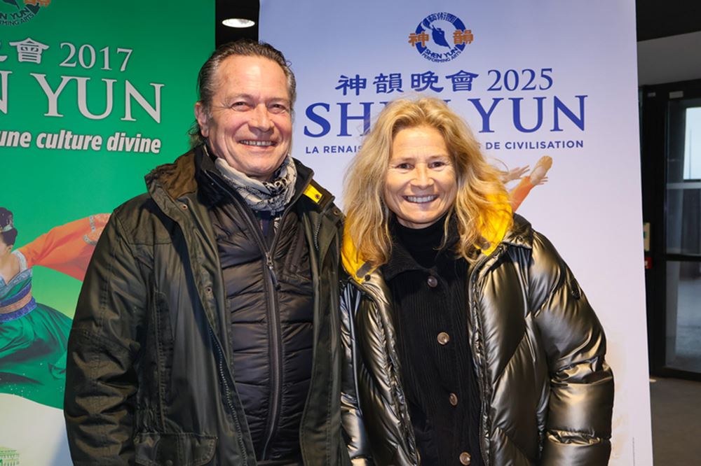'图7:二零二五年一月二十八日,法国多尔多涅省(Dordogne)议员卢埃岛(Isle-Loue-Auvézère)选区代表科琳·杜克罗克(Corinne Ducrocq)女士和先生伊夫·杜克罗克(Yves Ducrocq)在波尔多阿凯亚剧场(Arkea Arena)观赏了神韵演出。(大纪元)'