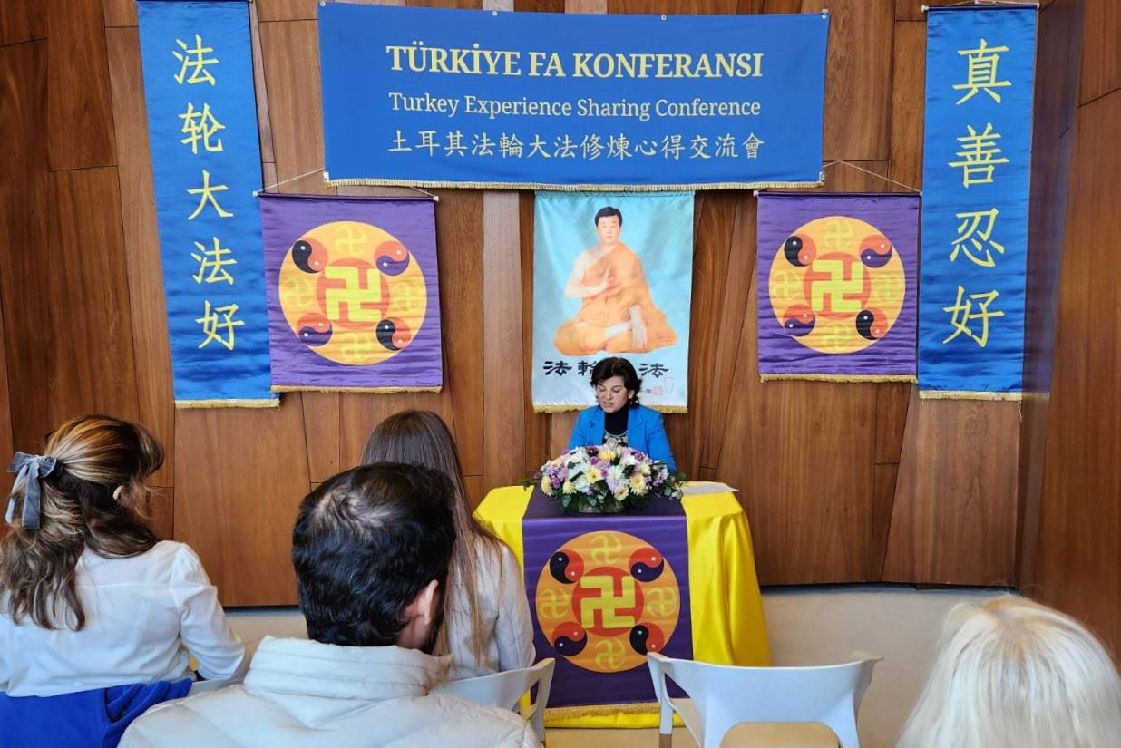 '图1~3:二零二五年一月十八日,土耳其法轮大法修炼心得交流会在伊斯坦布尔成功举行。图为学员分享修炼体会。'