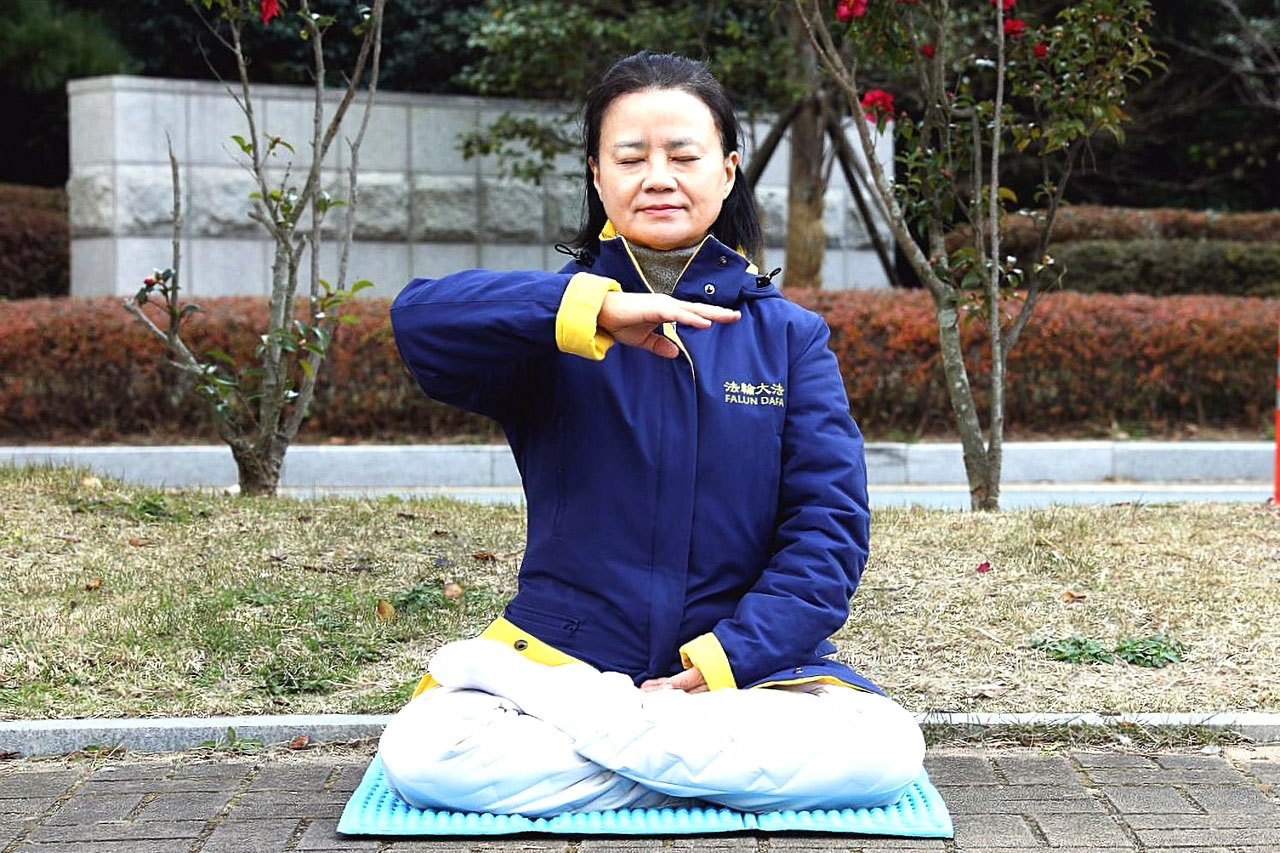 图1:金贤真女士在炼法轮功第五套功法。