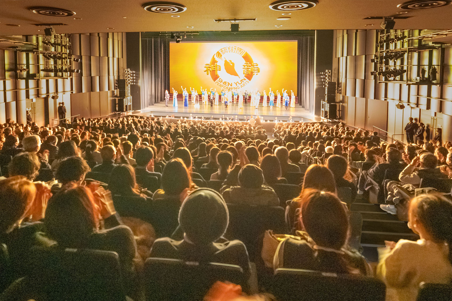 图3:二零二五年二月九日下午,在日本大阪Sky剧场MBS(Sky Theater MBS)内,欢呼声与经久不息的掌声交织在一起。随着谢幕的掌声,美国神韵环球艺术团圆满结束了在日本长达49天的巡回演出。大阪的五场演出票在一个月前就全部售罄,出现一票难求的盛况。