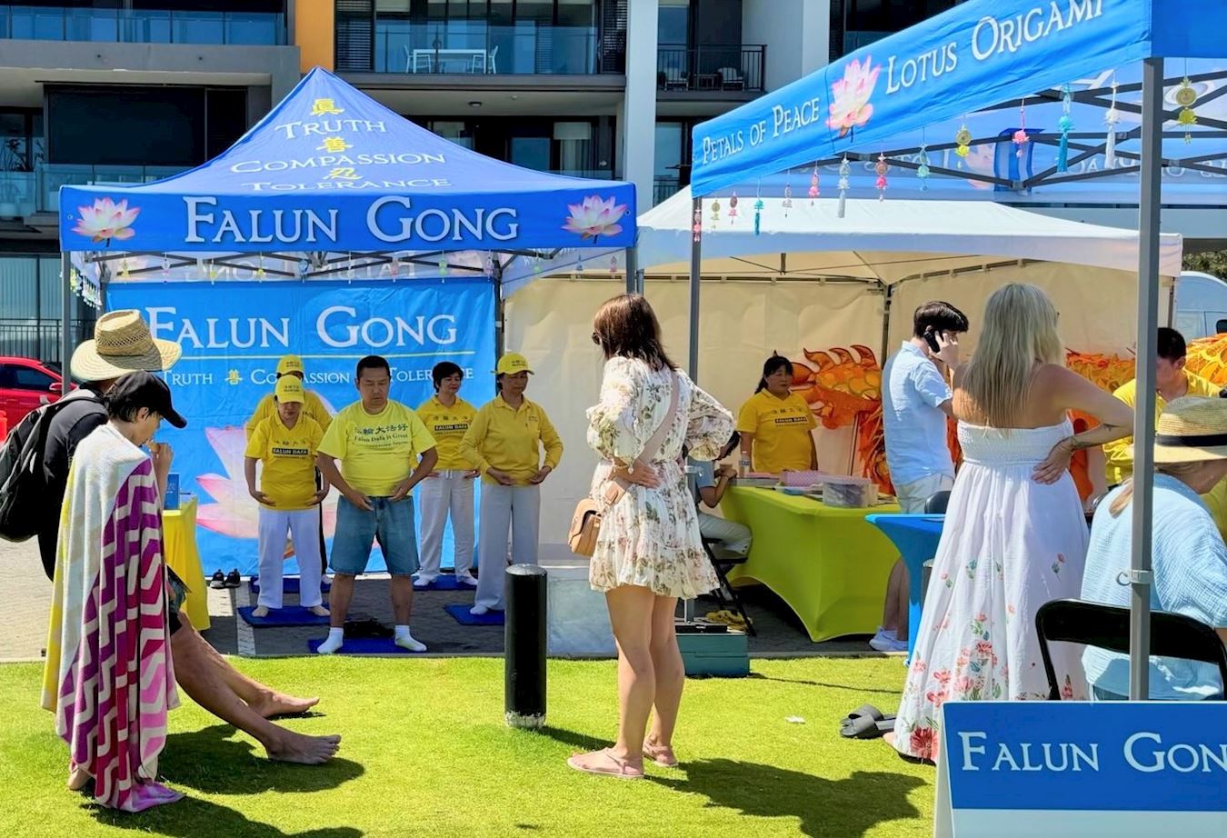 '图3:人们驻足观看法轮功学员演示功法。'