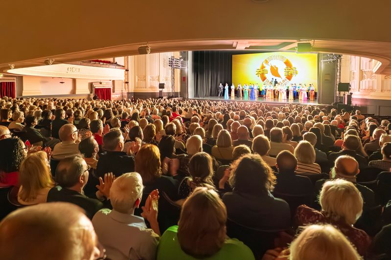'图3:二零二五年三月六日晚,神韵纽约艺术团在英国伯恩茅斯长亭剧院(Bournemouth Pavilion Theatre)的最后一场演出爆满。(大纪元)'