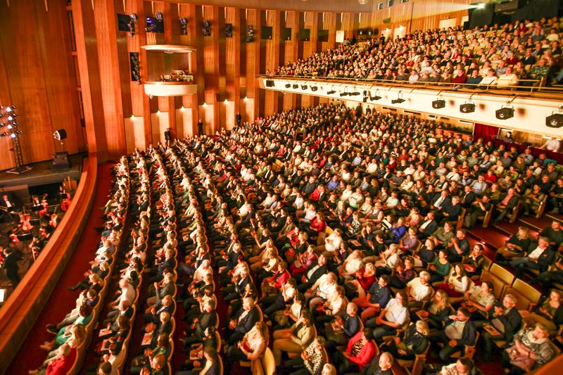 '图4:二零二五年三月七日,美国神韵国际艺术团在德国莱比锡歌剧院(Oper Leipzig)上演了当地首场演出,当晚观众反响热烈,演员谢幕两次。(大纪元)'