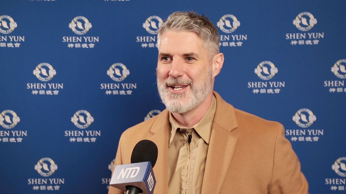 '图12:二零二五年三月二日,英国再生能源公司老板李‧麦克莱恩(Lee McLean)观赏了神韵演出。(新唐人电视台)'