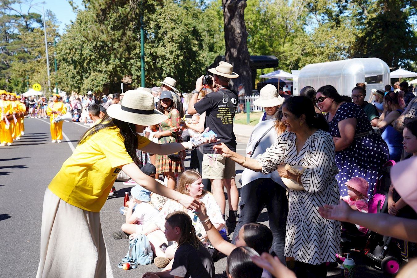 '图1~9:二零二五年三月十日周一,法轮功团体参加了年度秋海棠节(Ballarat Begonia Festival)游行,阵容壮观、绚丽多彩的表演获得市议会花节主办方和观众的欢迎和赞赏。'