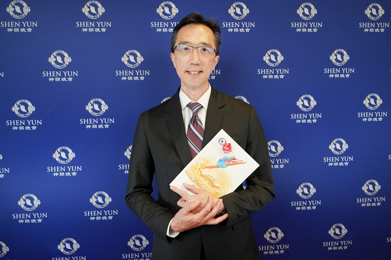 '图15:二零二五年三月十五日晚,驻澳洲台北经济文化办事处总代表徐佑典先生在黄金海岸观赏了神韵演出。(新唐人电视台)'