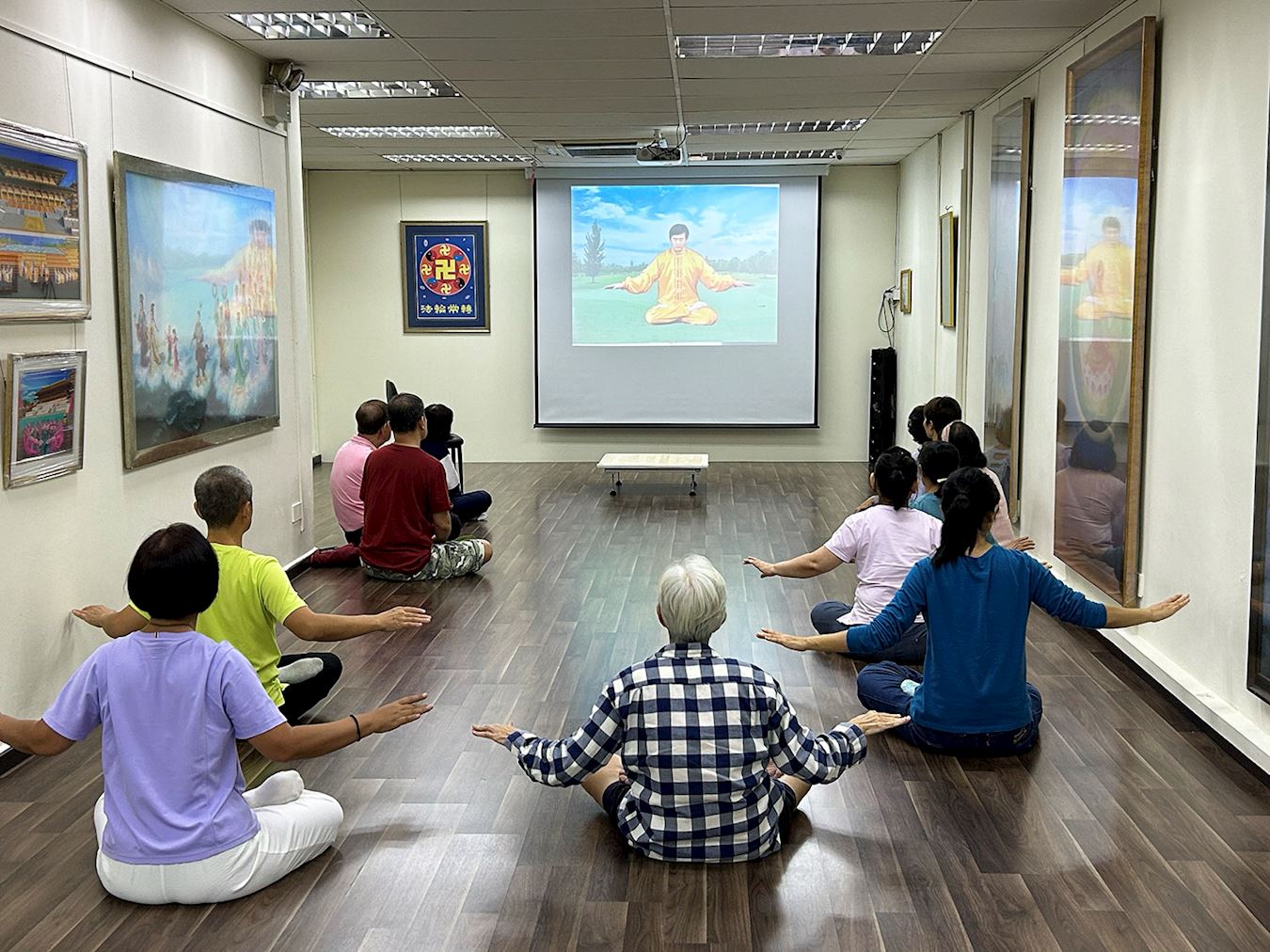 '图3:参加九天班的学员正在学炼法轮功第五套功法——神通加持法。'