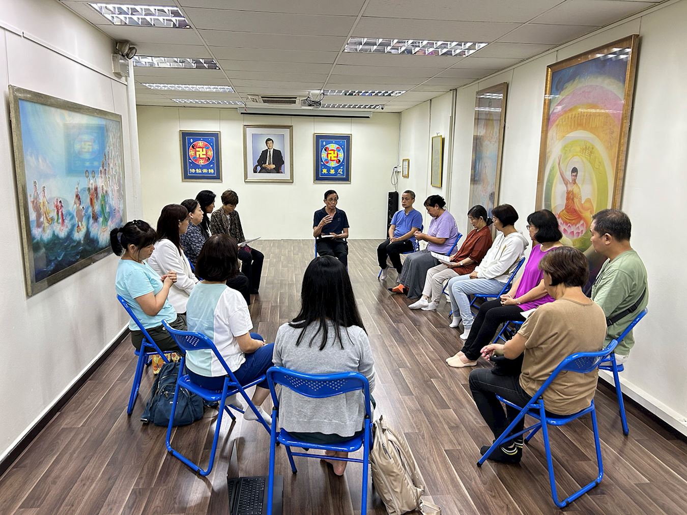 '图4:九天班的最后一天,新学员们坐在一起交流了自己的收获和体会。'