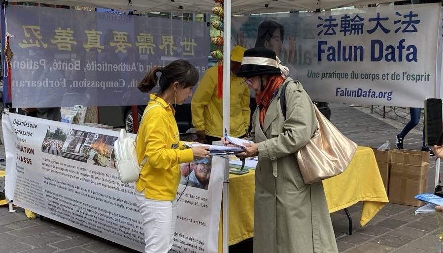 '图5~8:二零二五年三月二十二日,在法国东部穆尔豪斯的学员在当地进行了讲真相的活动。'