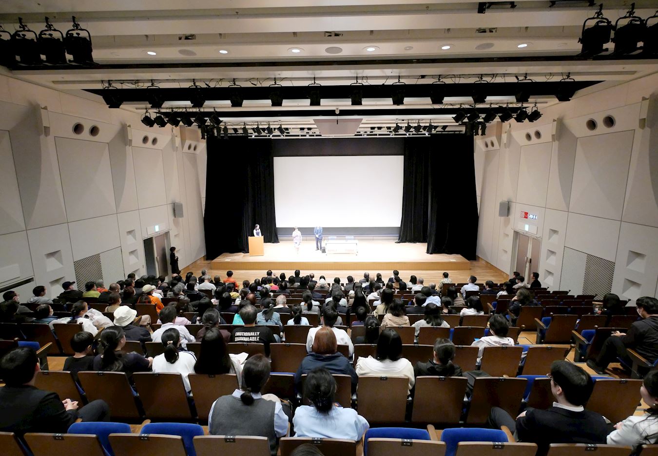 '图1:观众正在聆听大卫·麦塔斯先生演讲'