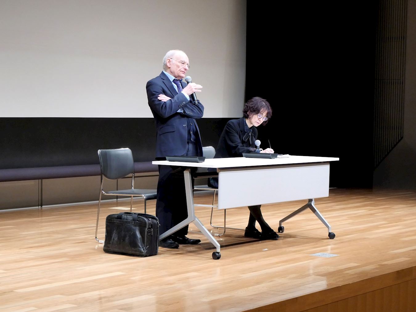 '图2:麦塔斯先生在演讲'