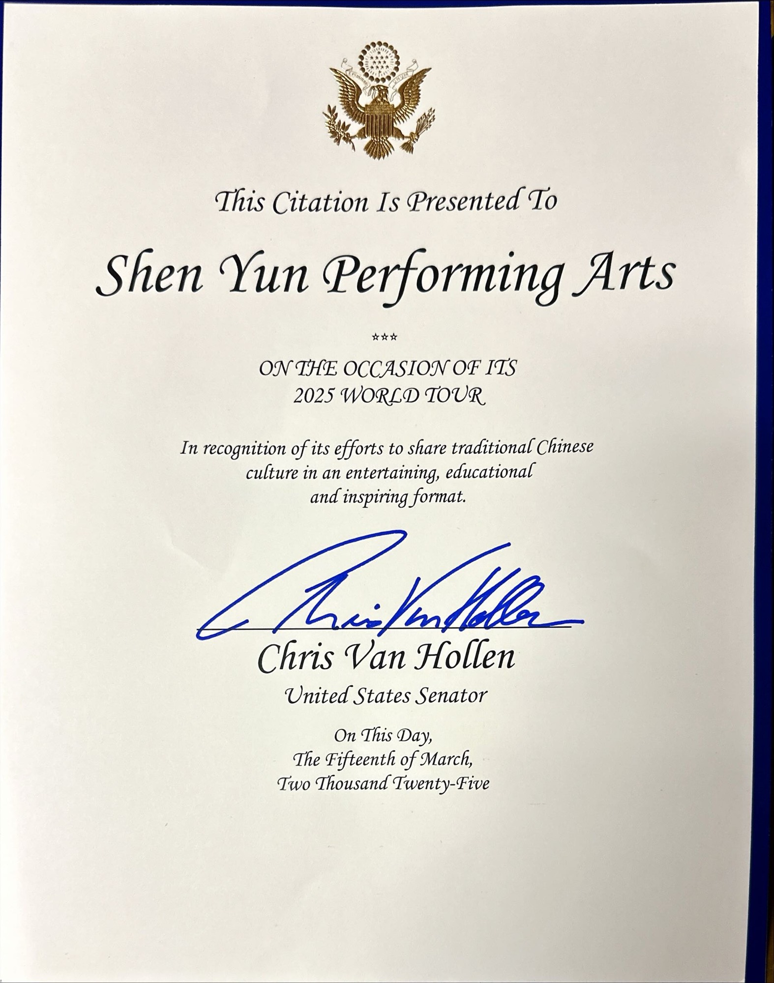 图12:代表马里兰州的美国联邦参议员克里斯·范霍伦(Chris Van Hollen)为神韵艺术团颁发褒奖,以表彰神韵以富有趣味、教育意义、启迪人心的形式分享传统中国文化。(大纪元)