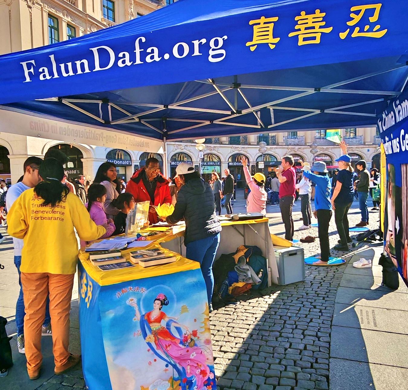 '图2:民众关注法轮功学员的活动。'