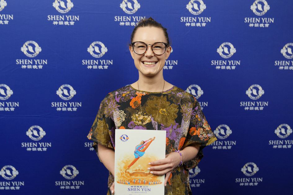'图4:二零二五年二月二十六日晚,澳大利亚新州影子艺术助理厅长杰奎‧蒙罗(Jacqui Munro)观赏了在悉尼的神韵演出。(新唐人电视台)'