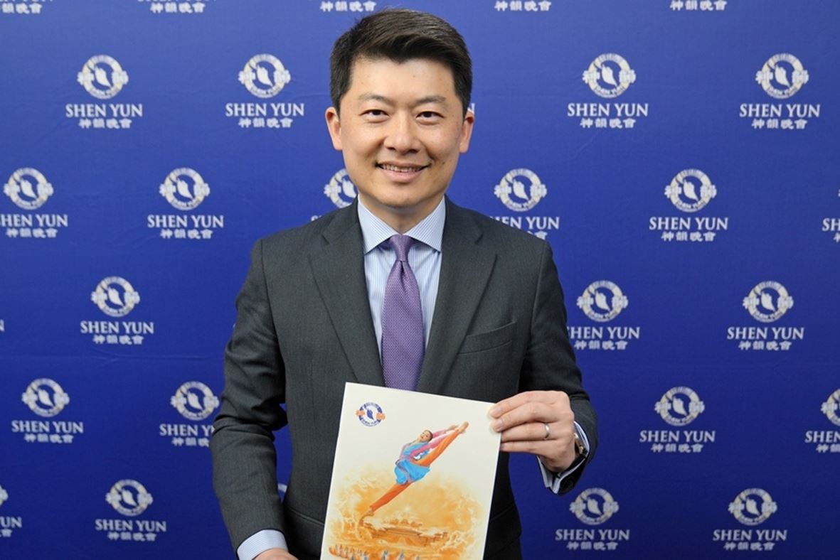 '图5:二零二五年二月二十六日晚,驻悉尼台北经济文化办事处处长吴正伟观赏了在悉尼的神韵演出。他赞扬神韵坚守中华文化、坚持良善真道。(新唐人电视台)'