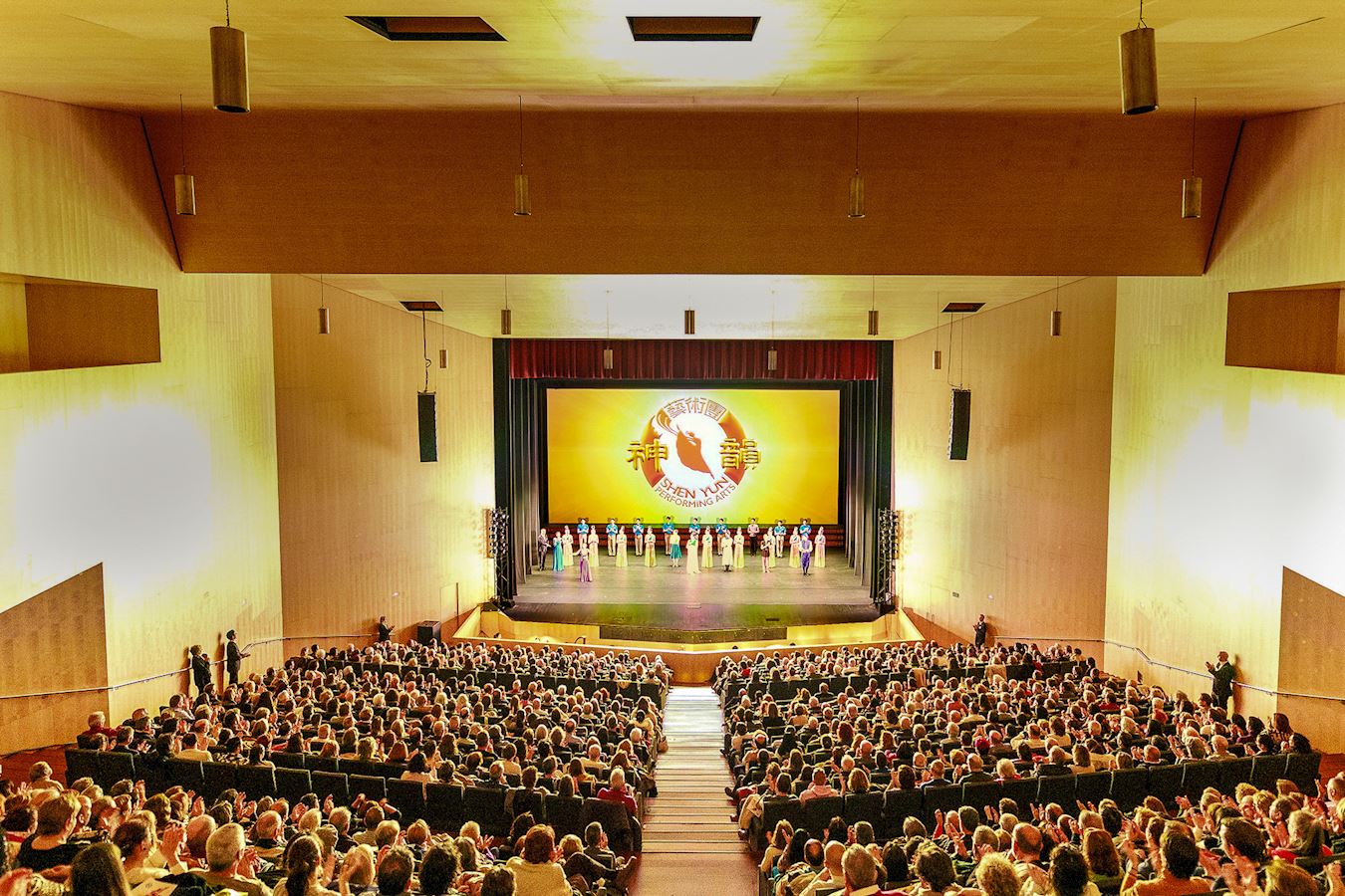 '图7:二零二五年二月二十六日晚,美国神韵世界艺术团在西班牙阿维拉利恩佐诺特会展中心(Lienzo Norte) 上演了当地首场演出,一票难求。(大纪元)'