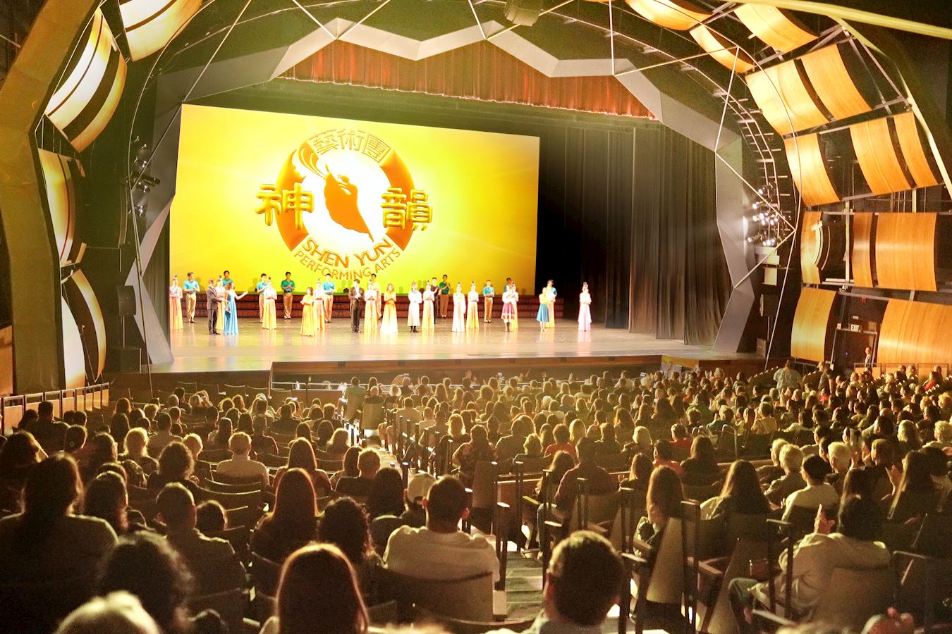 '图12:二零二五年三月二日下午,美国神韵巡回艺术团在德州麦克艾伦表演艺术中心(McAllen Performing Arts Center)第二场演出的爆满盛况。演员谢幕时,全场掌声雷动。(大纪元)'