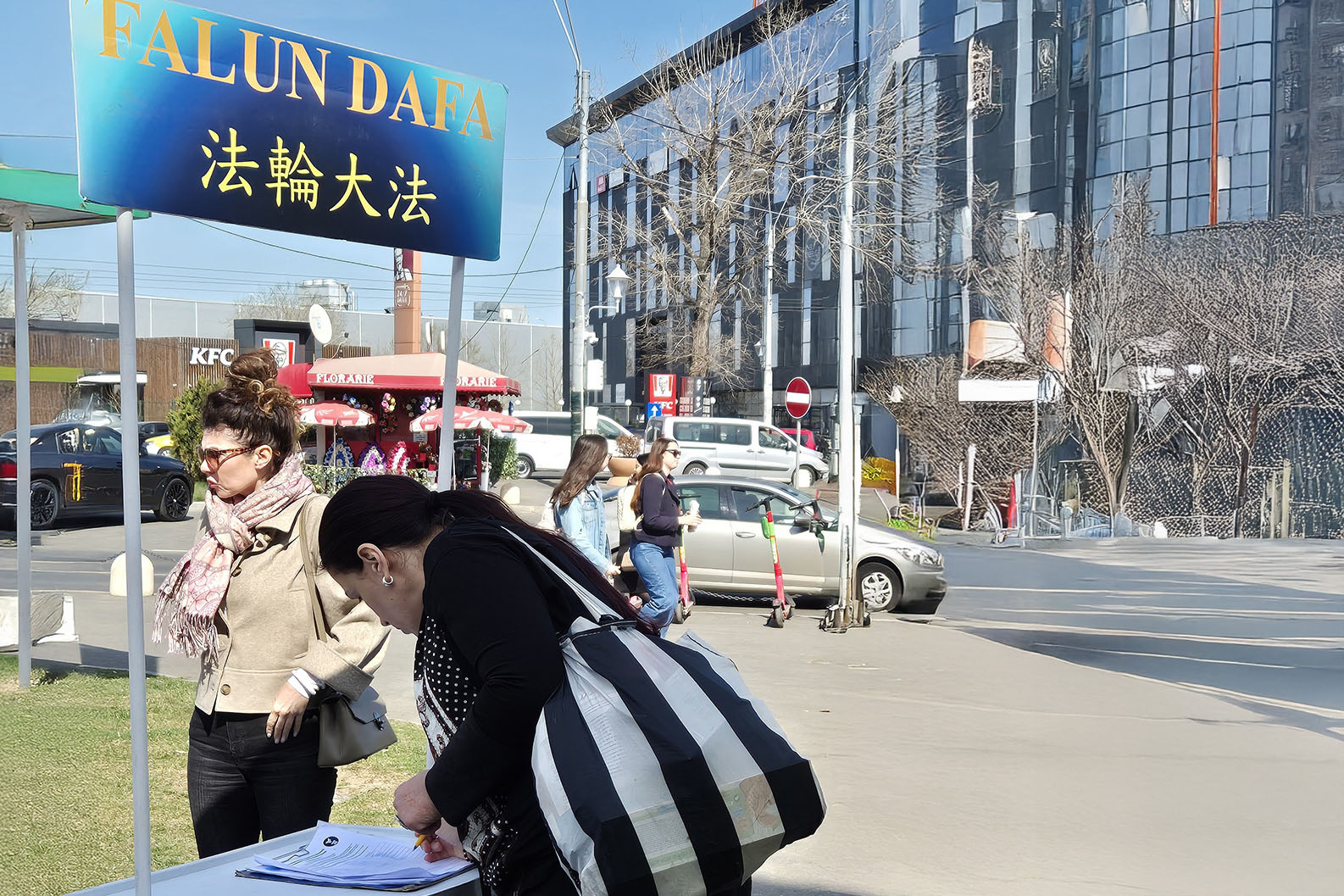 图9~11:活动中,很多人士得知中共迫害的真相后,在制止迫害的请愿书上签名。