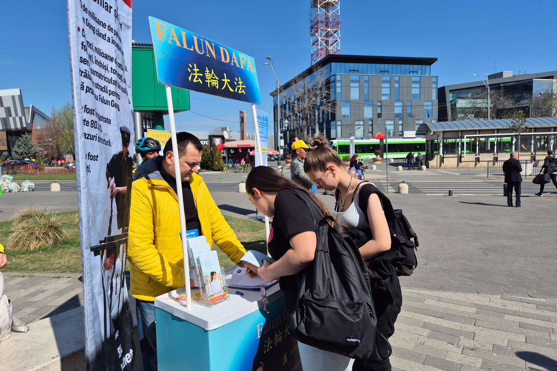 图16:二零二五年三月二十二日,在布加勒斯特,科琳娜和爱丽丝在请愿书上签名。